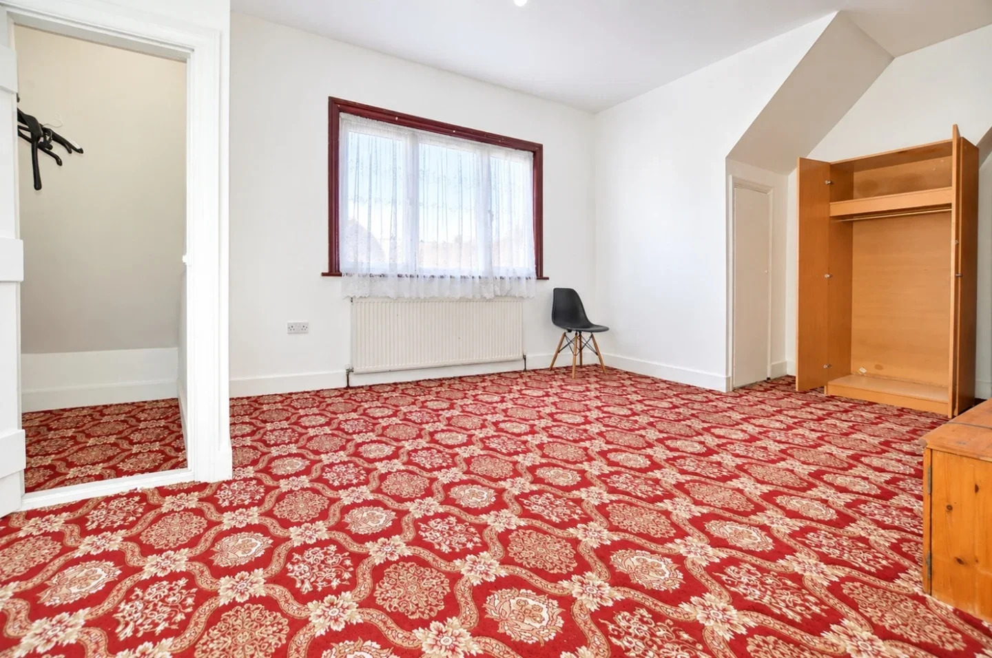 Flat Woodford Avenue in Greater London