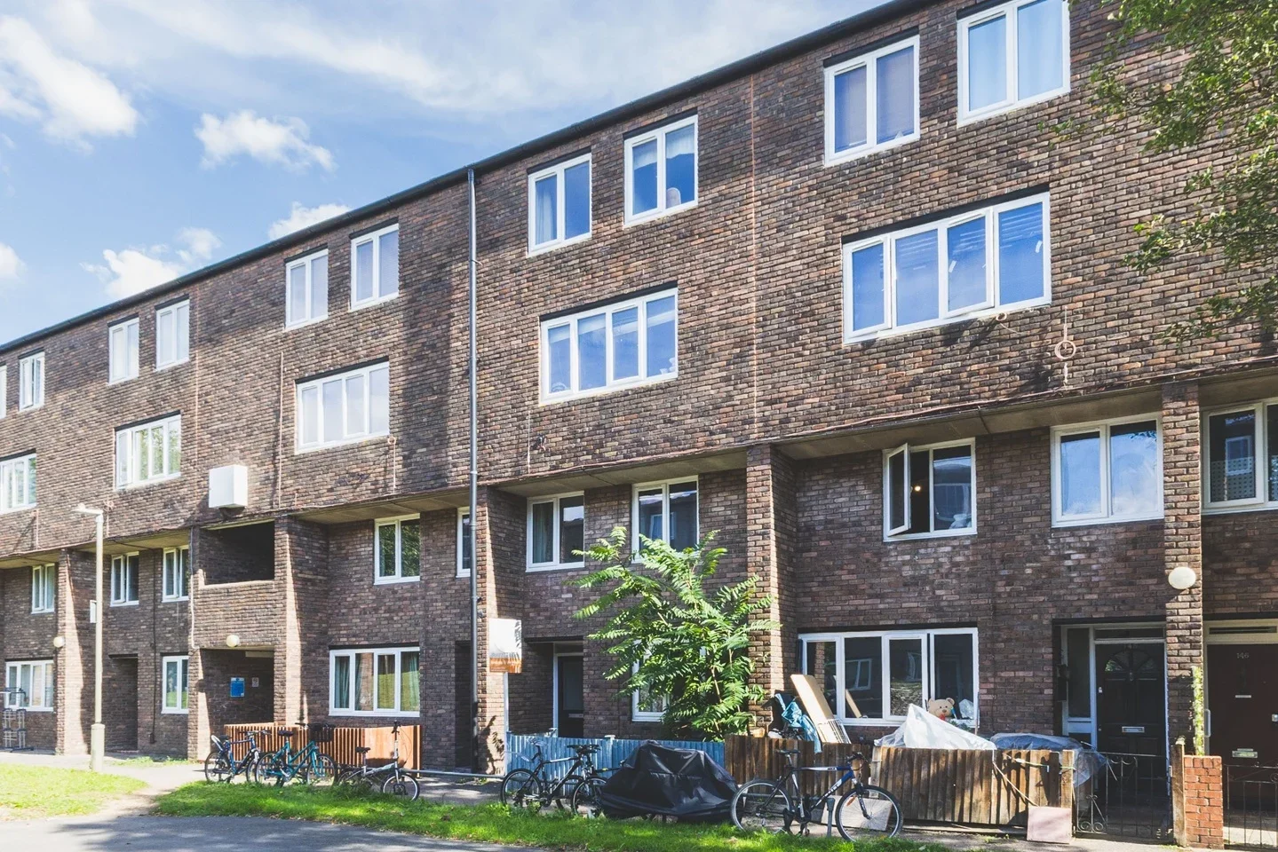 Room Dowdeswell Close in Greater London