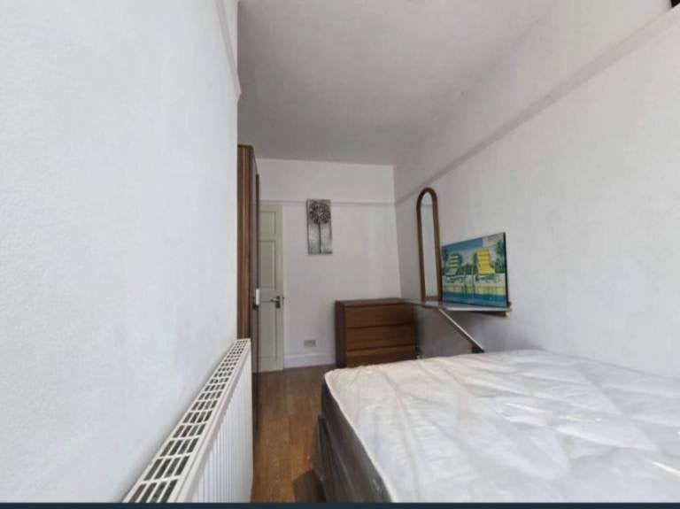 Room Selan Gardens in Greater London