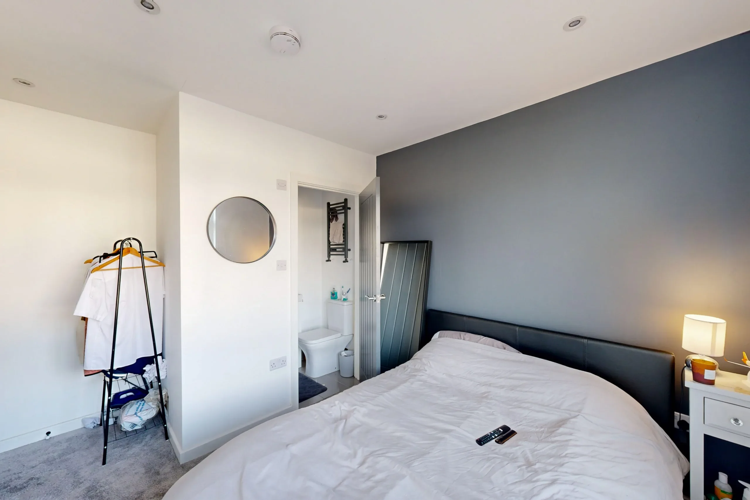 Room Prince Albert Square in Reigate and Banstead