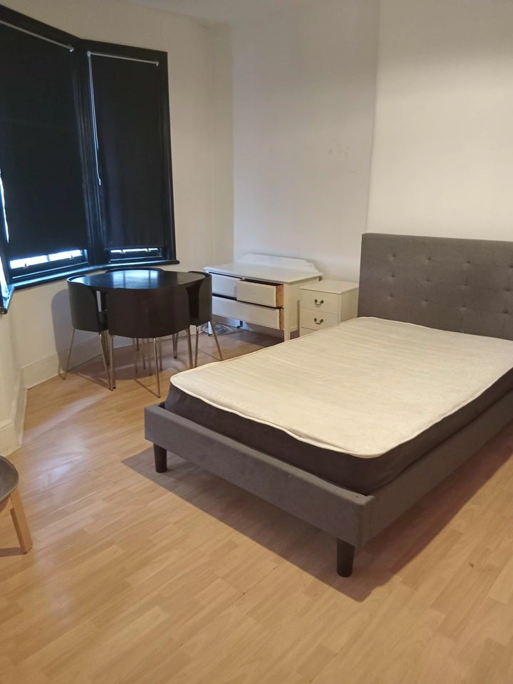Room Cremorne Road in Greater London