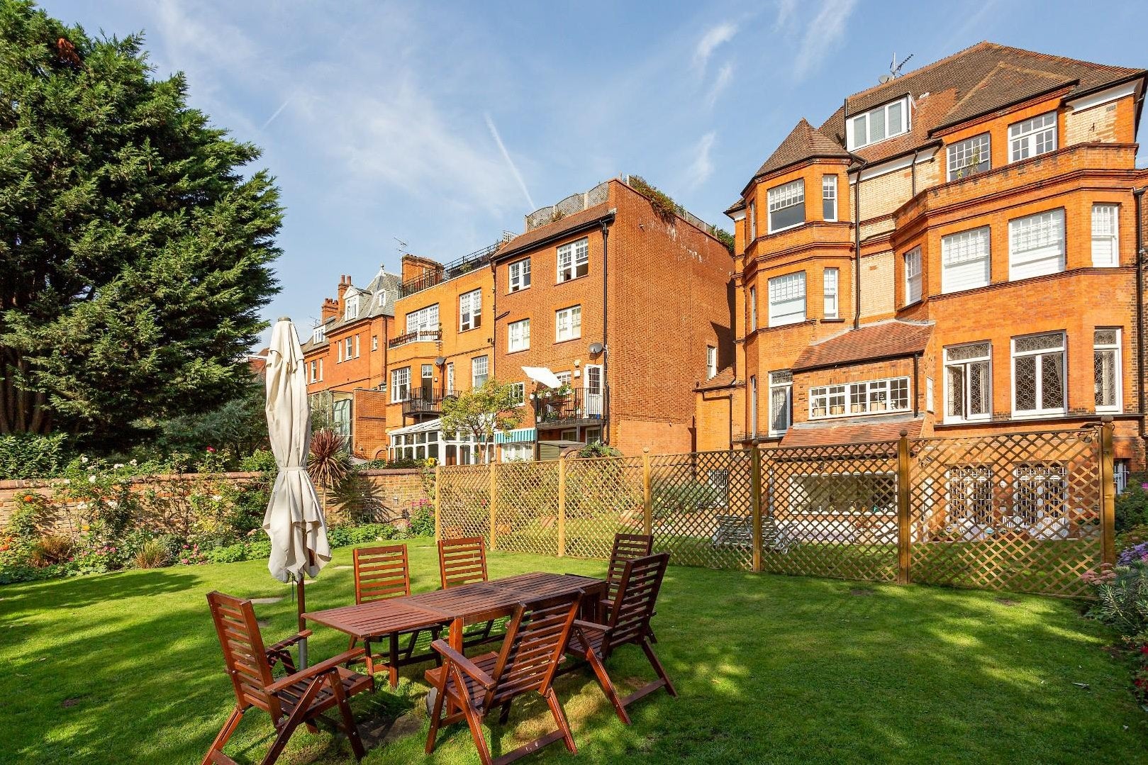 Flat Eton Avenue in Greater London