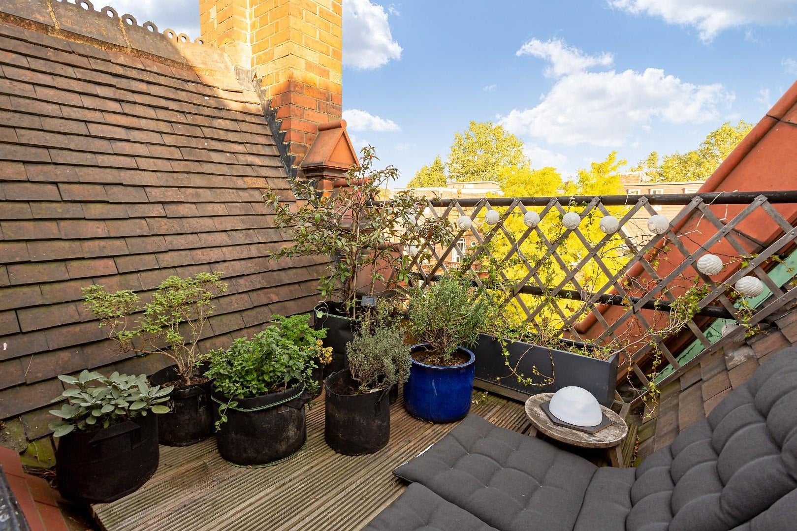 Flat Eton Avenue in Greater London