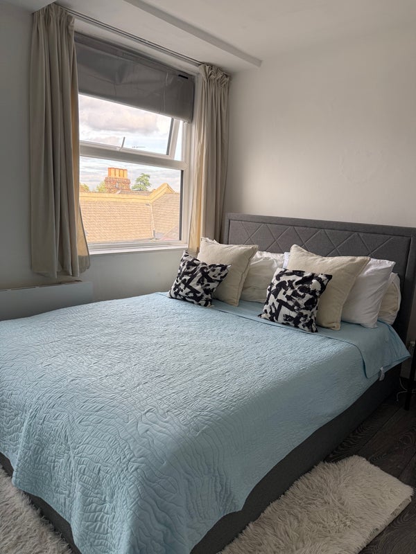 Flat Putney Bridge Road in Greater London