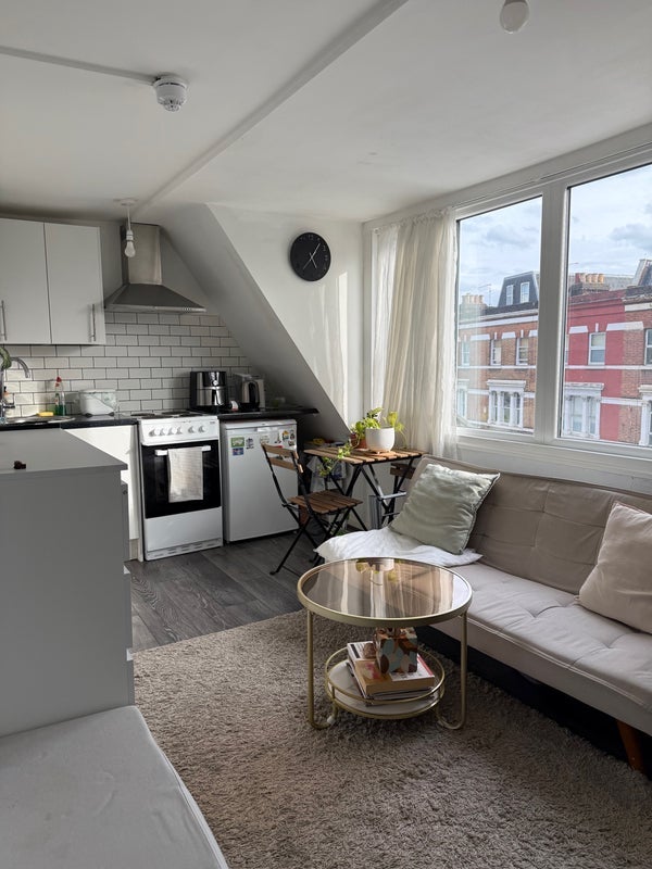 Flat Putney Bridge Road in Greater London