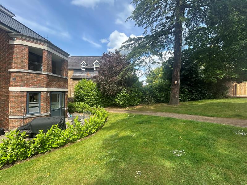 Flat Epsom Road in Guildford