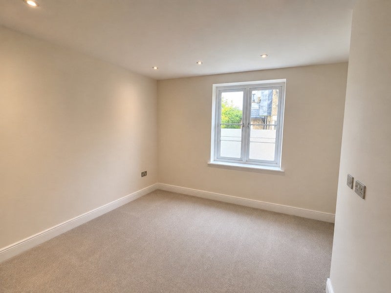 Flat Epsom Road in Guildford