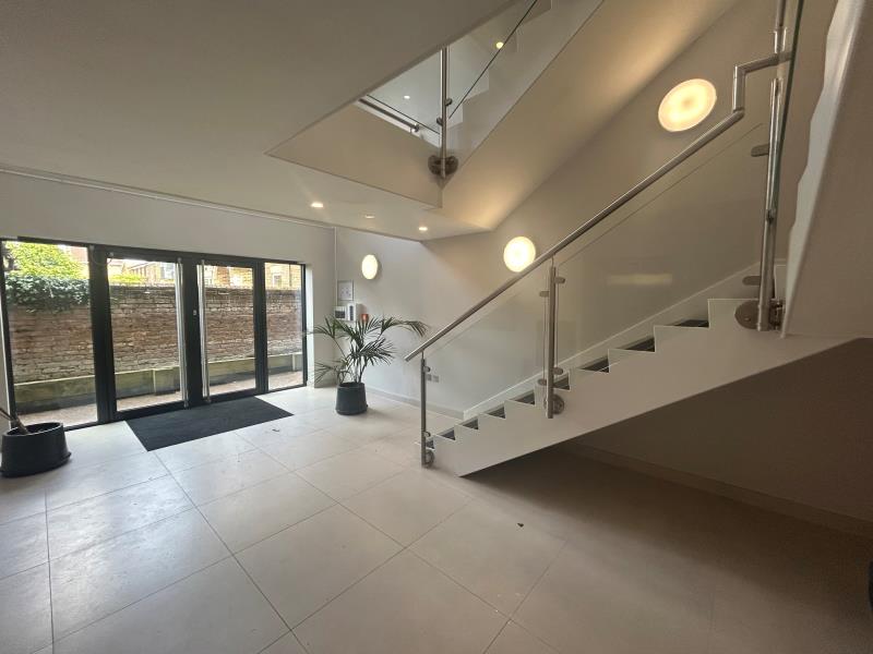 Flat Epsom Road in Guildford