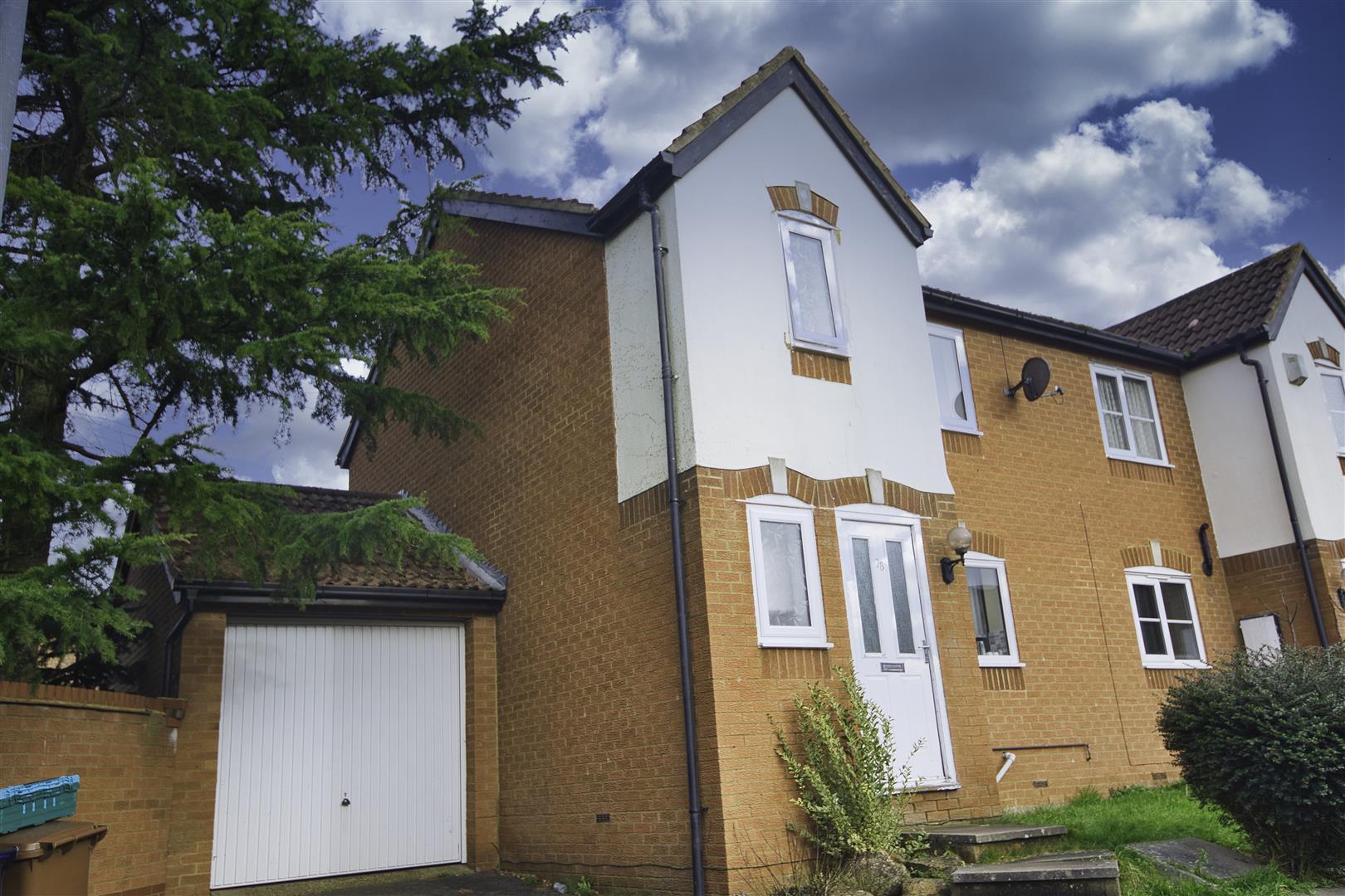 House Worcester Close in Billing