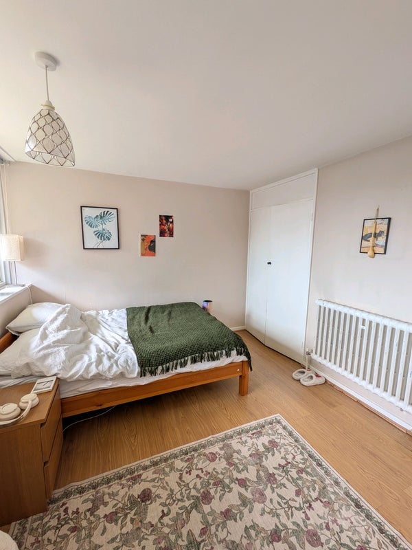 Room Churchill Gardens Road in City of Westminster
