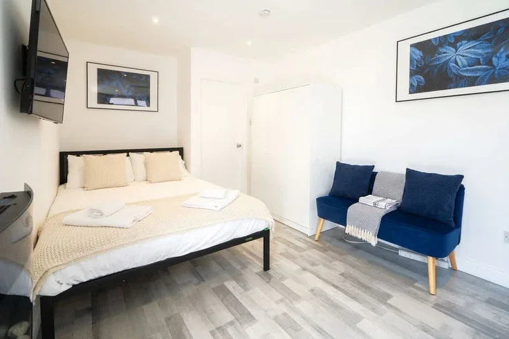 Room Ploughman Drive in Hinton