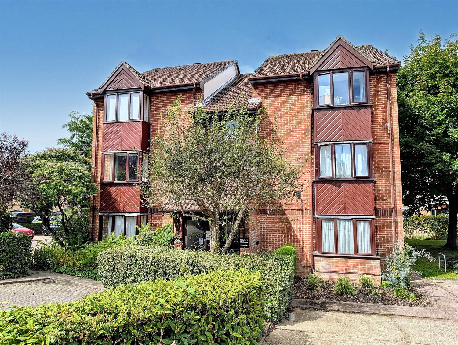 Flat Wallis Way in Horsham