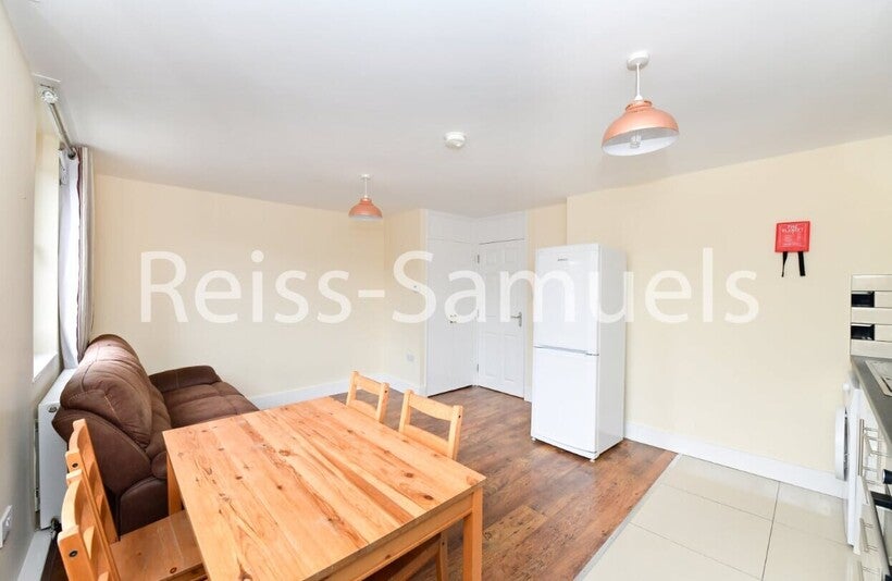 Flat Seyssel Street in Greater London