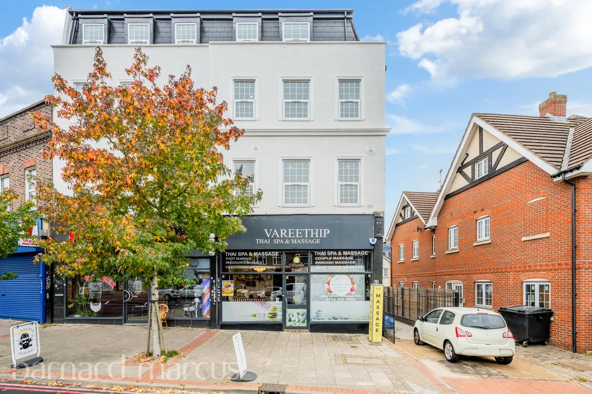 Flat Cheam Common Road in Greater London