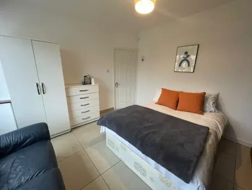 House Cleveley Crescent in Greater London