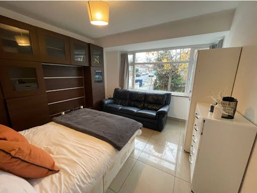 House Cleveley Crescent in Greater London