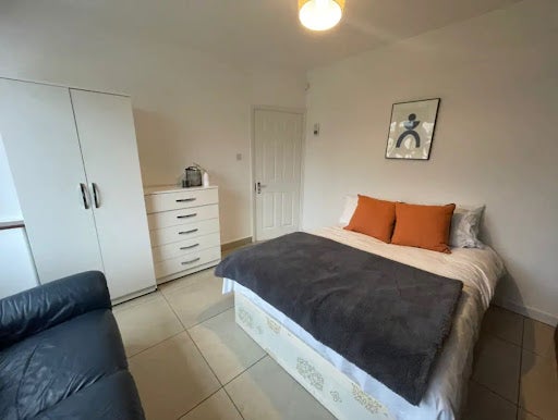 House Cleveley Crescent in Greater London