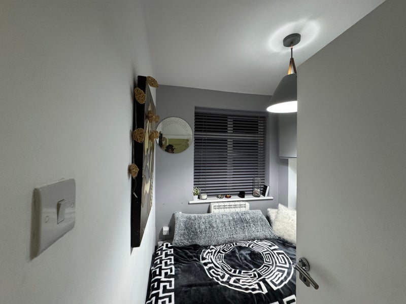 Room Lion Road in Greater London