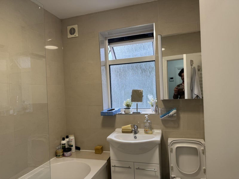 Room Lion Road in Greater London