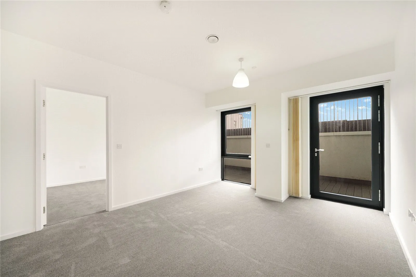 Flat Ilford Hill in Greater London