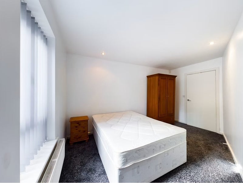 Room Ellerman Road in Liverpool