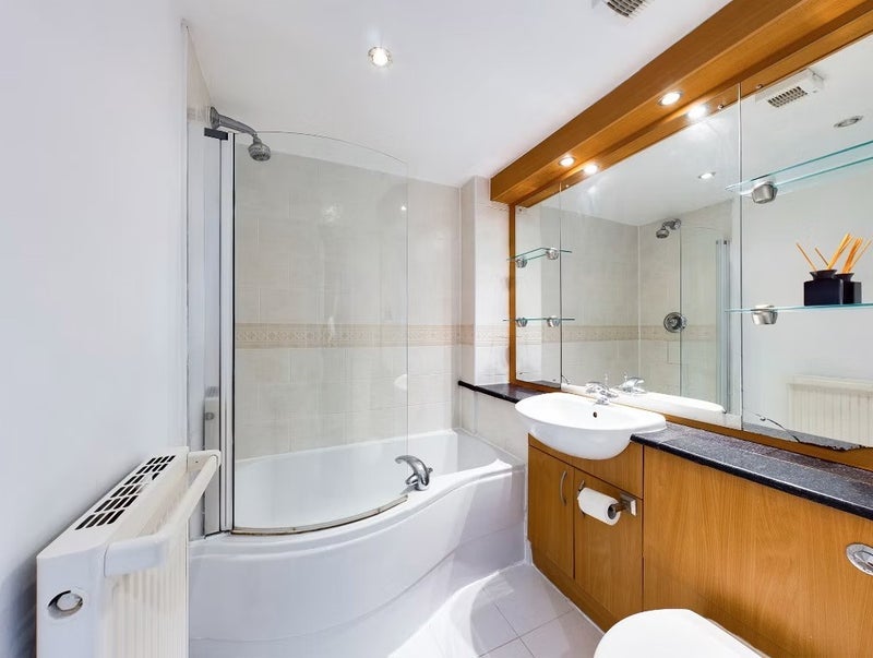 Room Ellerman Road in Liverpool