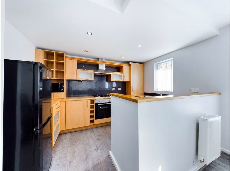 Room Ellerman Road in Liverpool