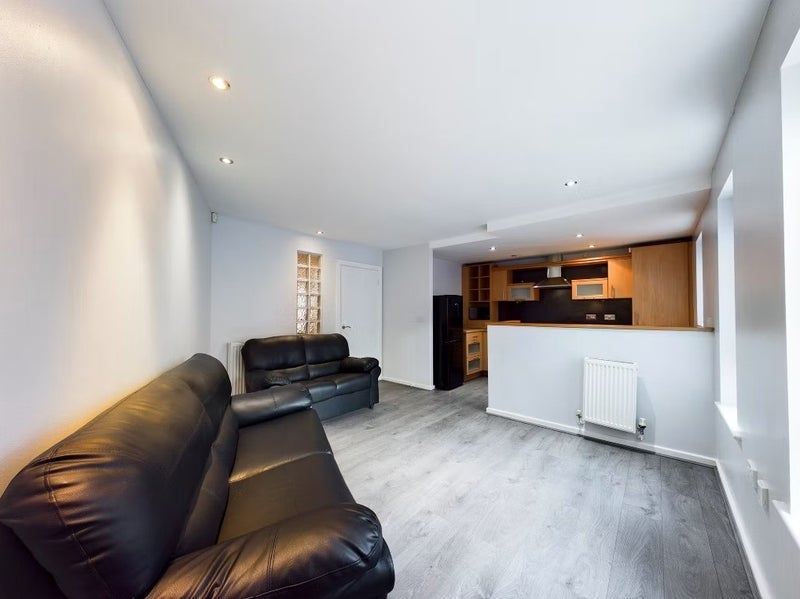 Room Ellerman Road in Liverpool