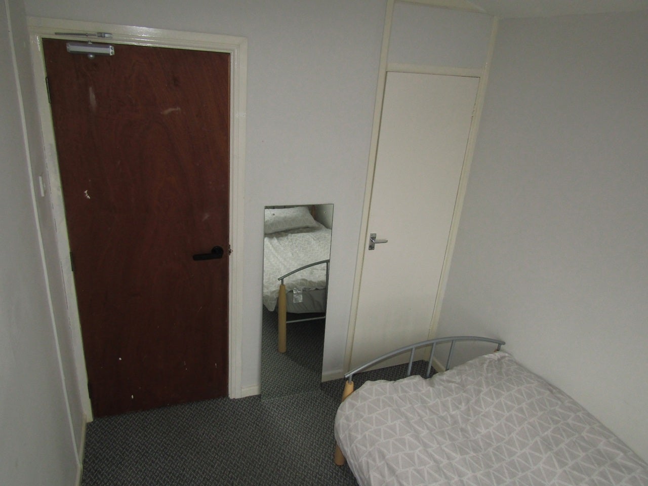 Room Highclere Avenue in Salford