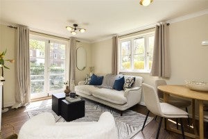 Flat Brompton Park Crescent in Greater London