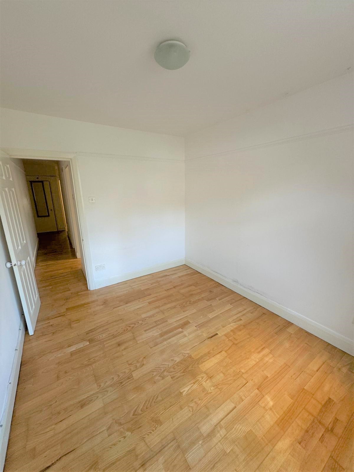 Flat Ivy Road in Greater London