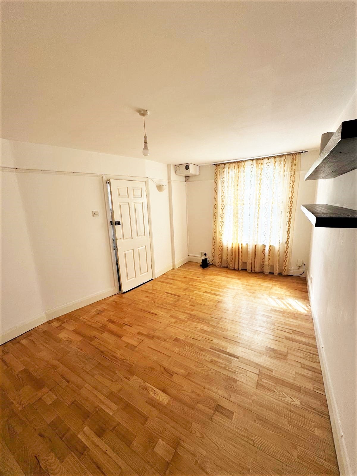 Flat Ivy Road in Greater London
