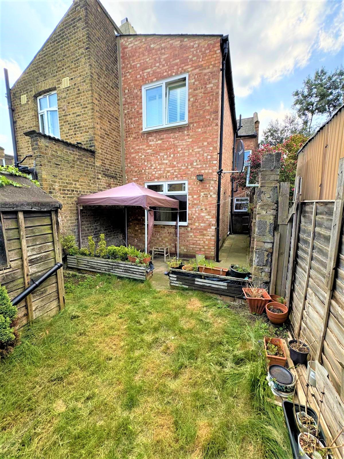 Flat Ivy Road in Greater London