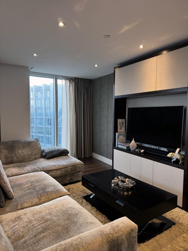 Flat Alie Street in Greater London