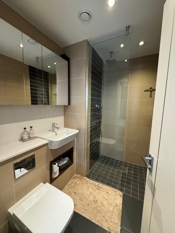 Flat Alie Street in Greater London