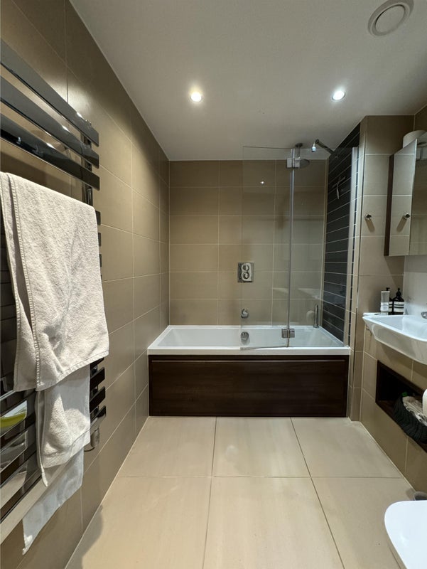 Flat Alie Street in Greater London