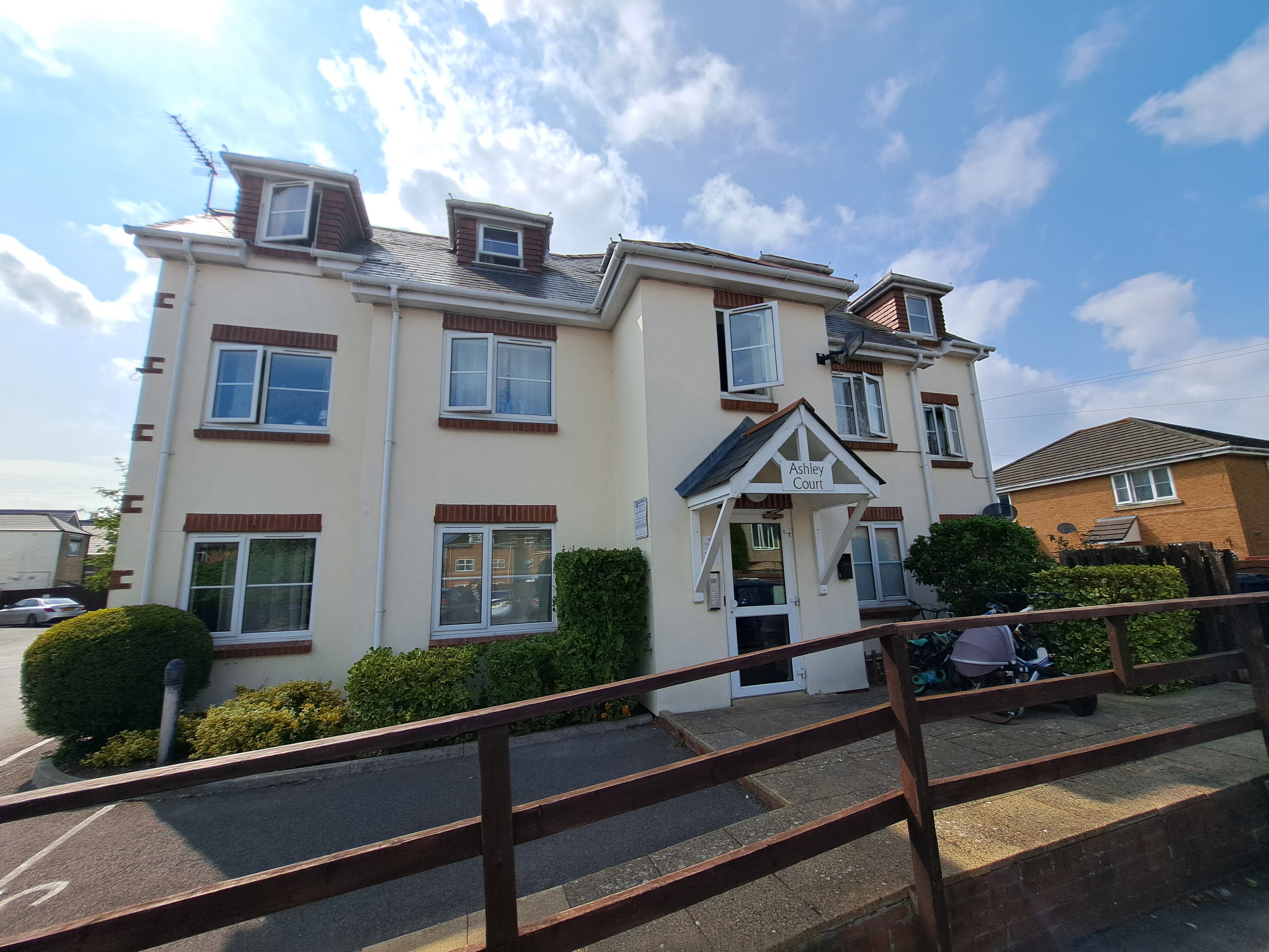 Flat Ashley Road in Poole