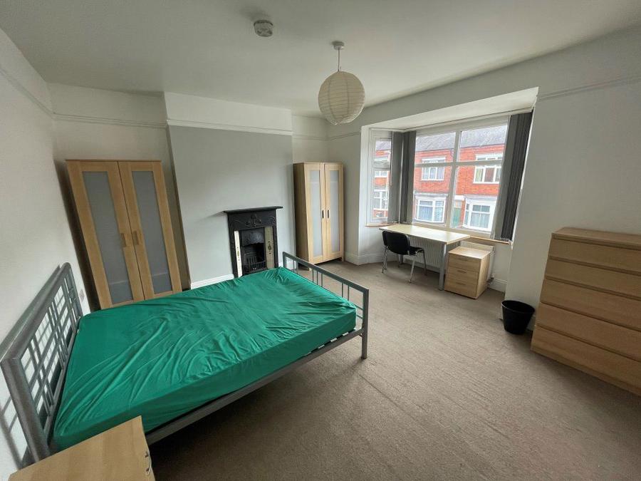 Room Thurlow Road in Leicester