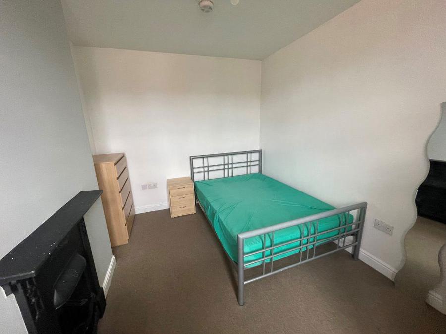 Room Thurlow Road in Leicester
