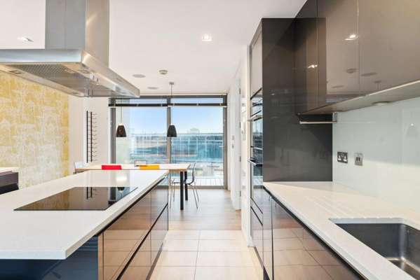Flat Magdalen Street in Greater London