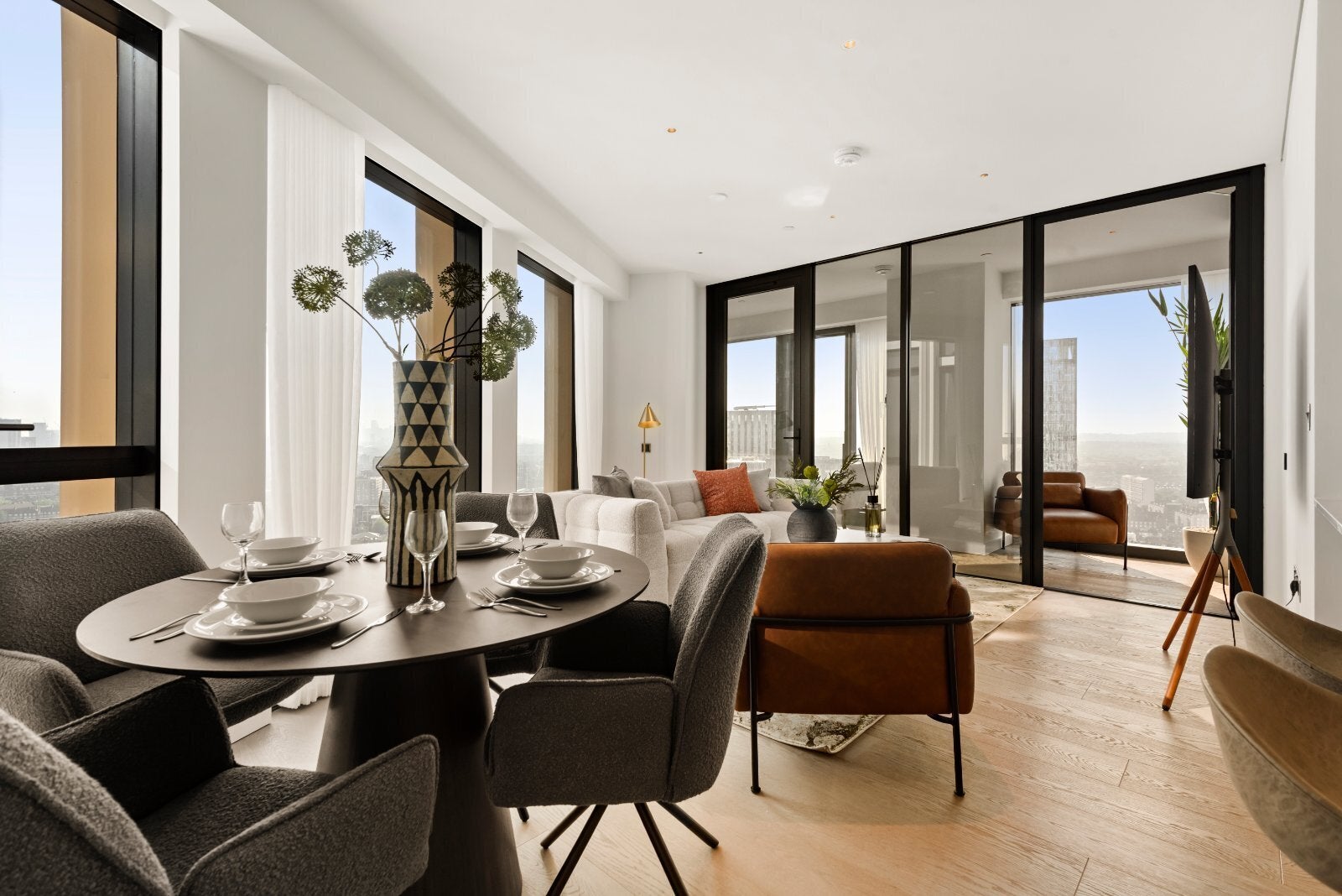 Flat Nine Elms Lane in Greater London