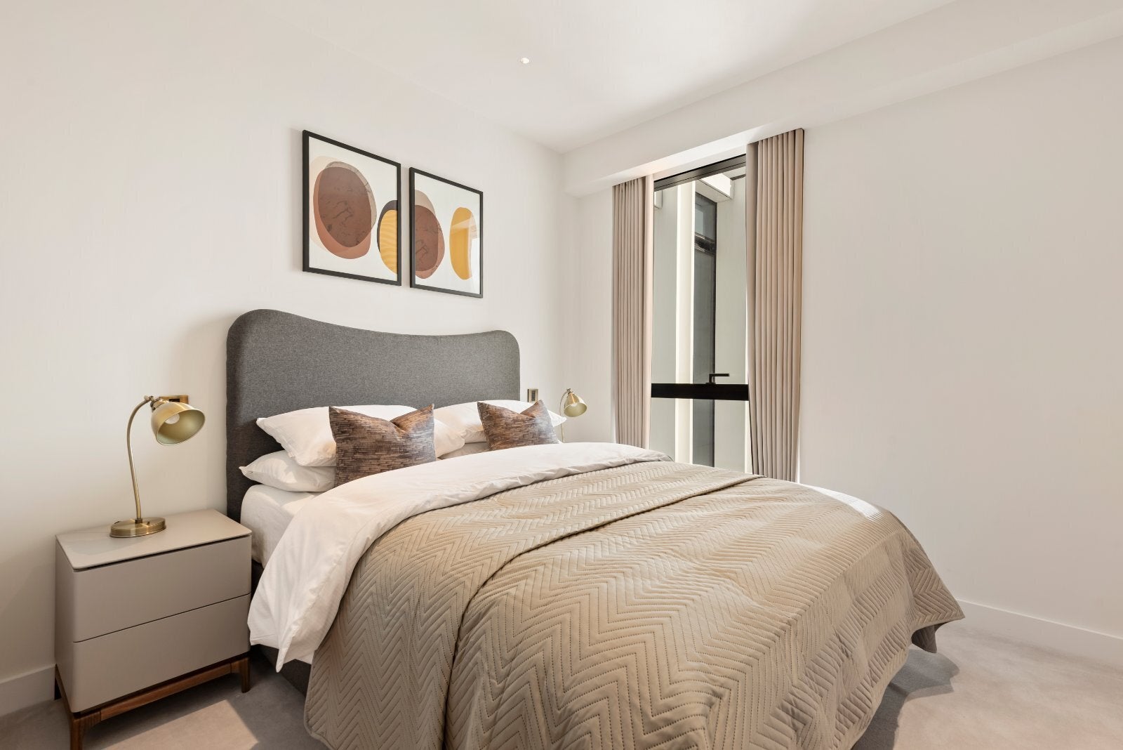 Flat Nine Elms Lane in Greater London