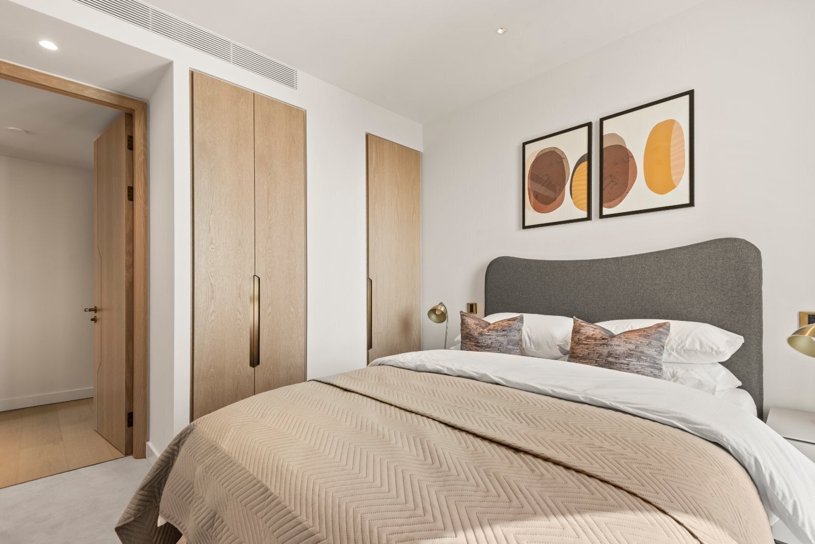 Flat Nine Elms Lane in Greater London