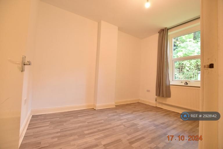 Flat Harthill Drive in Luton