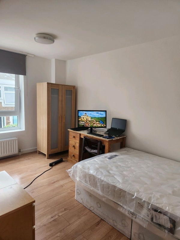Room Eastbourne Road in Greater London