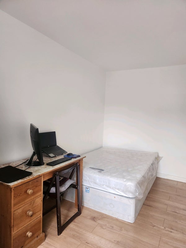 Room Eastbourne Road in Greater London