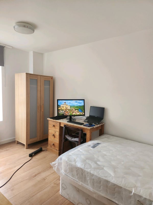 Room Eastbourne Road in Greater London