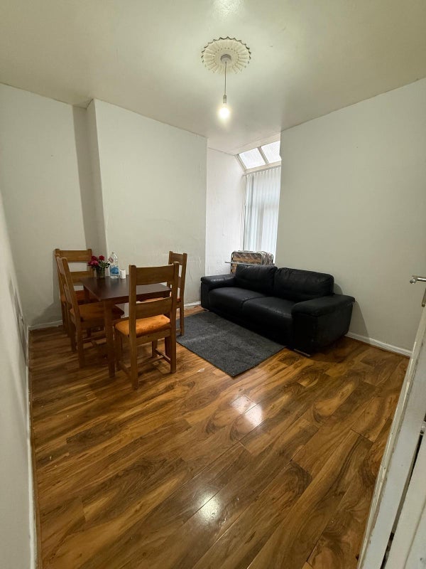 Room Woodfield Road in Manchester