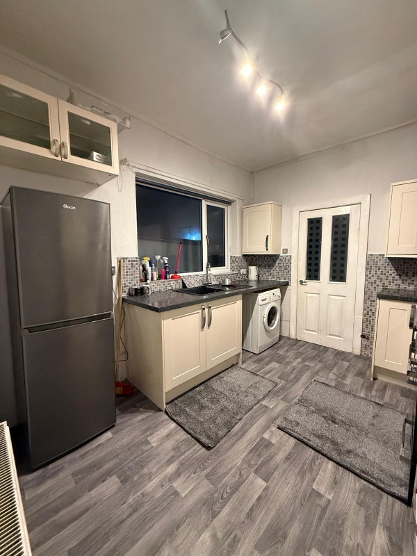 Room Woodfield Road in Manchester