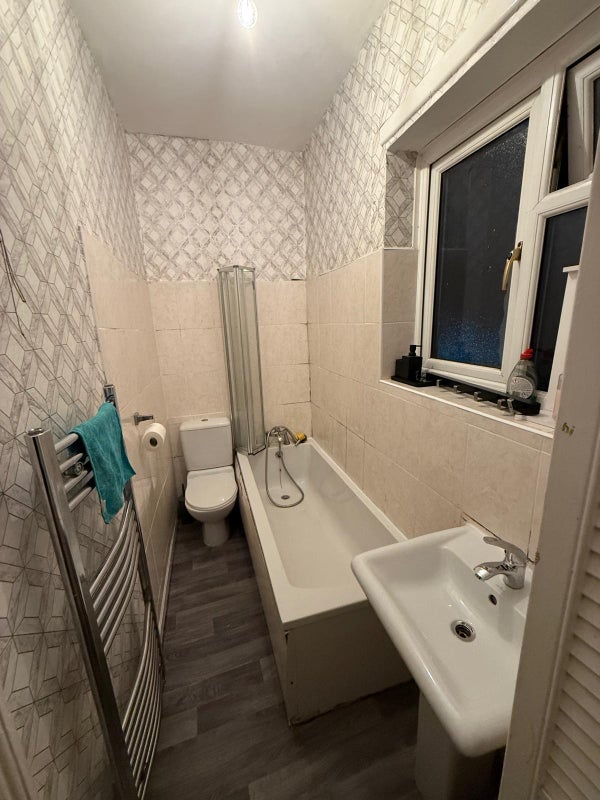 Room Woodfield Road in Manchester